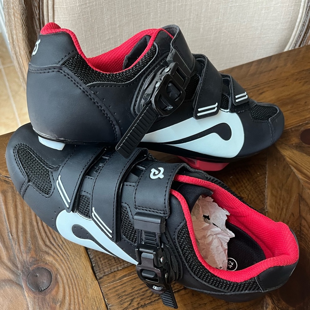 Peloton size 42 cycling shoes